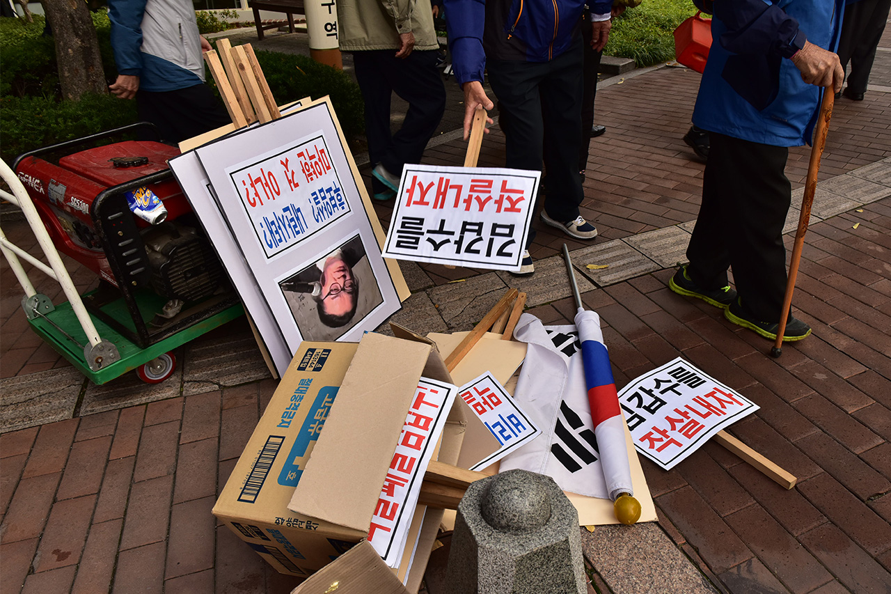  어버이연합 회원들이 18일 오후 서울 중구 세종로 조선일보와 TV조선 건물앞에서 TV조선 '강적들' 의 패널로 출연중인 방송인 김갑수씨의 퇴출을 요구하는 기습 시위를 벌이고 있다.