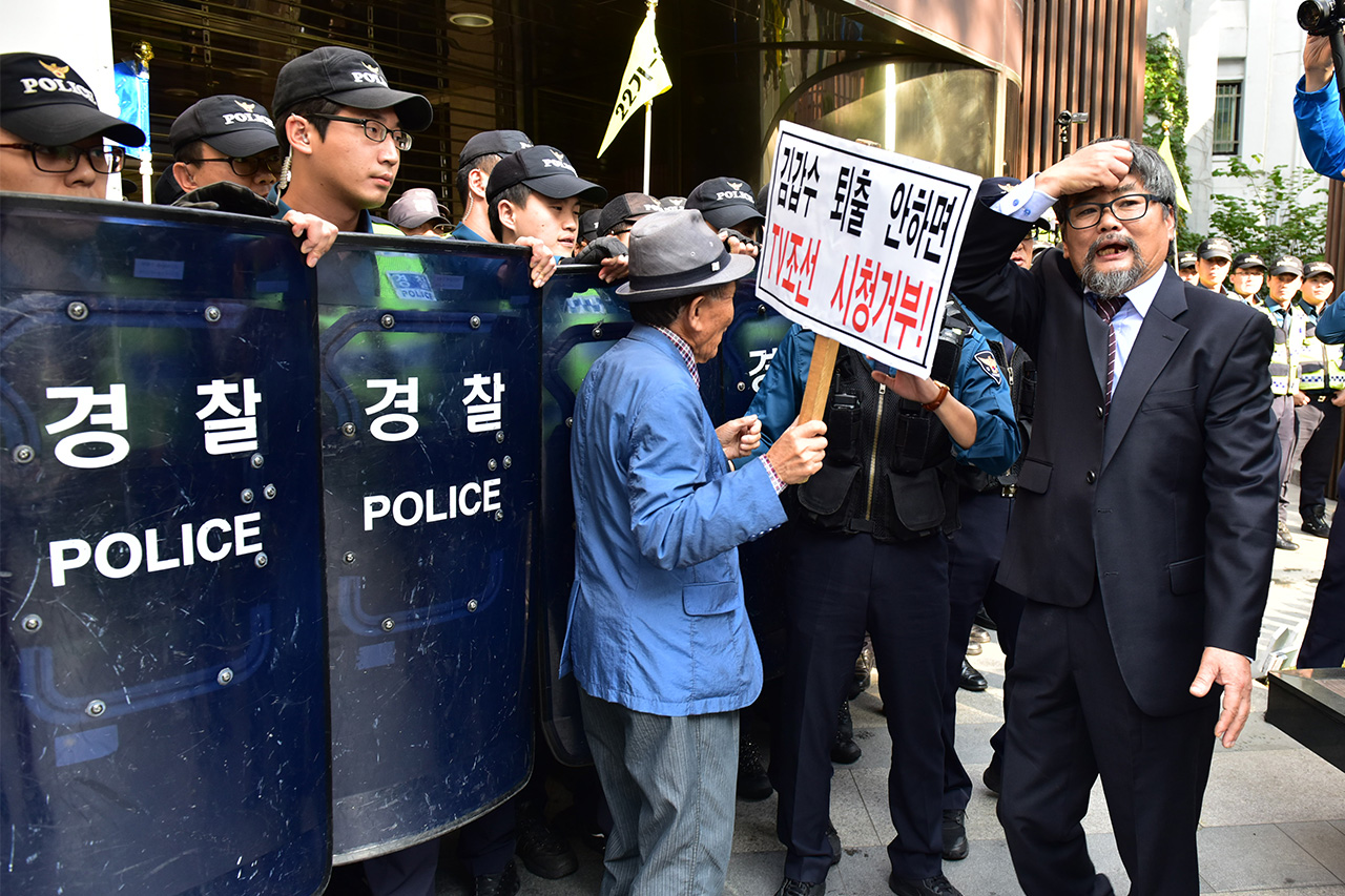 어버이연합 회원들이 18일 오후 서울 중구 세종로 조선일보와 TV조선 건물앞에서 TV조선 '강적들' 의 패널로 출연중인 방송인 김갑수씨의 퇴출을 요구하는 기습 시위를 벌이고 있다.