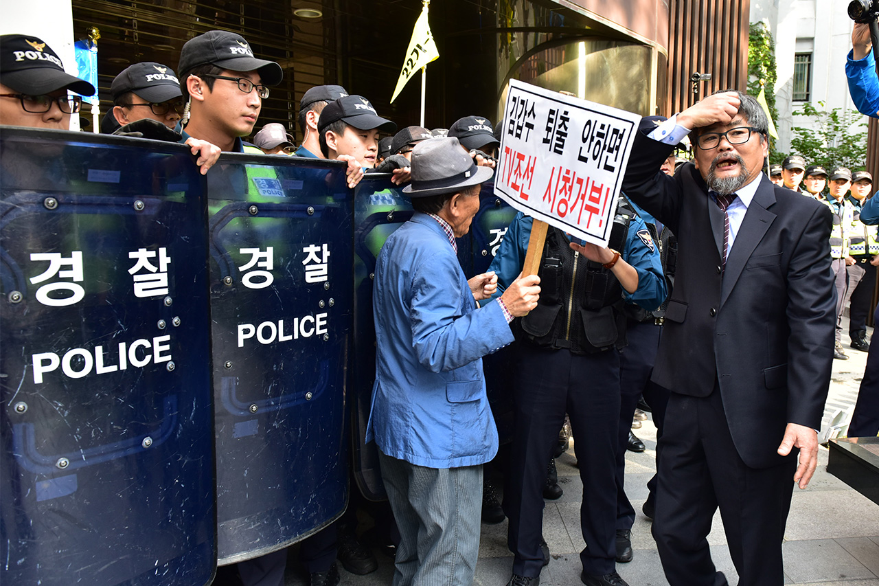  어버이연합 회원들이 18일 오후 서울 중구 세종로 조선일보와 TV조선 건물앞에서 TV조선 '강적들' 의 패널로 출연중인 방송인 김갑수씨의 퇴출을 요구하는 기습 시위를 벌이고 있다.