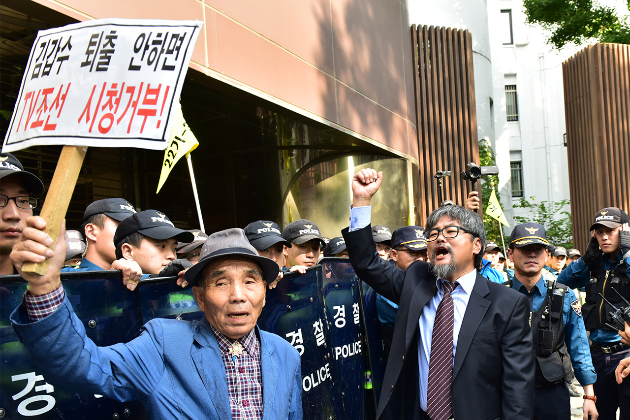 어버이연합 회원들이 18일 오후 서울 중구 세종로 조선일보와 TV조선 건물앞에서 TV조선 '강적들' 의 패널로 출연중인 방송인 김갑수씨의 퇴출을 요구하는 기습 시위를 벌이고 있다.