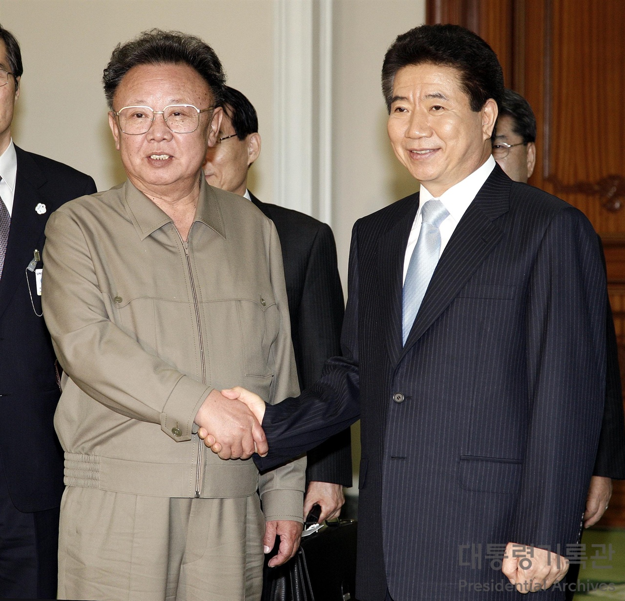 2007년 남북정상회담 당시 노무현 대통령과 김정일 북한 국방위원장이 악수를 나누는 장면