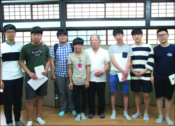 나태주 시인(가운데)과 친구들과 함께. 왼쪽에서 세번째가 김경원 학생이다.