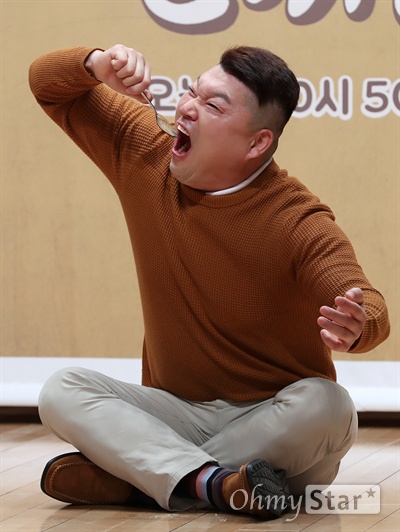 '한끼줍쇼' 강호동, 숟가락 하나든 예능계 천하장사  19일 오전 서울 상암동 JTBC사옥에서 열린 JTBC 새 예능 프로그램 <한끼줍쇼> 제작발표회에서 방송인 강호동이 포토타임을 갖고 있다. '식(食)큐멘터리' <한끼줍쇼>는 숟가락 하나만 들고 길을 나선 이경규와 강호동이 시청자와 저녁식사를 함께 나누면서 식구(食口)가 되어가는 모습을 통해 평범한 가정의 저녁 시간에 대한 이야기를 담은 예능 프로그램이다. 19일 오후 10시 50분 첫 방송.