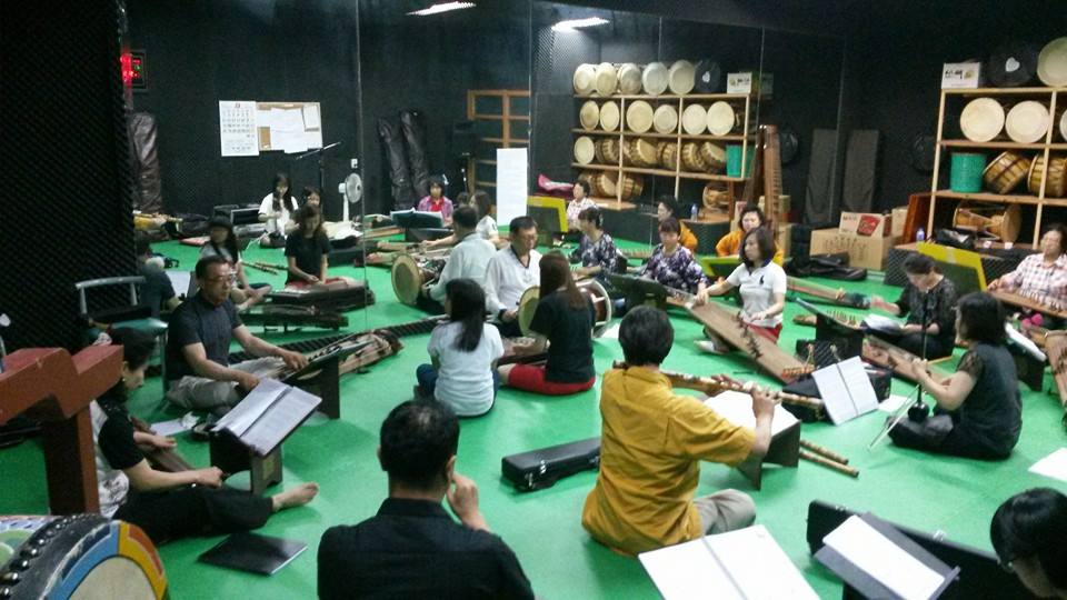 10대에서부터 60대까지 홍주국악관현악단 단원들의 연습모습
