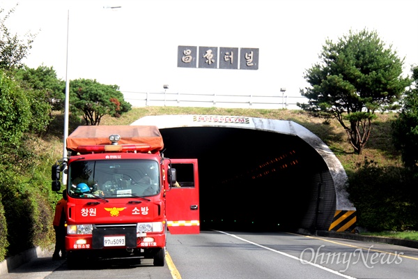 19일 오후 김해 장유에서 창원 방향의 창원터널 안에서 차량 화재 사고가 발생해 소방차량이 출동해 있다.