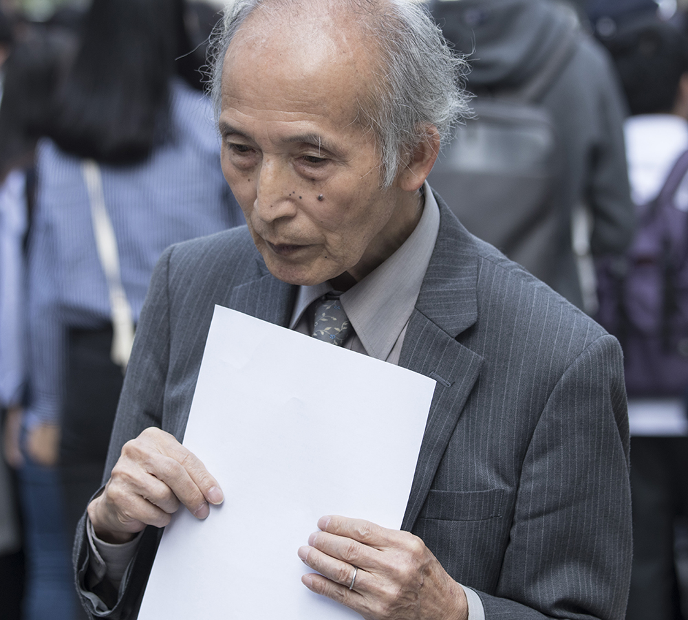  야마구치 대학 철학교수를 지낸 일본인 엔도 토오루 씨가 19일 주한 일본대사관 앞에서 열린 정기 수요시위에 참석해 위안부 피해할머니들에게 사죄의 뜻을 밝혔다. 