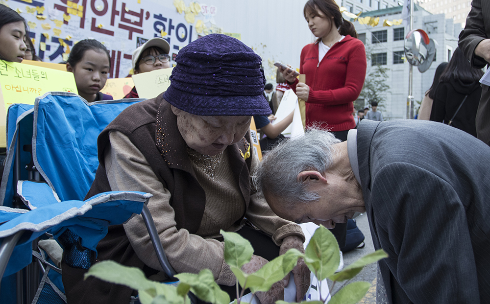  일본인 엔도 토오루 씨가 19일 주한 일본대사관 앞에서 열린 정기 수요시위에 참석해 위안부 피해자인 길원옥 할머니 앞에서 무릎 꿇고 사죄의 뜻을 밝혔다. 