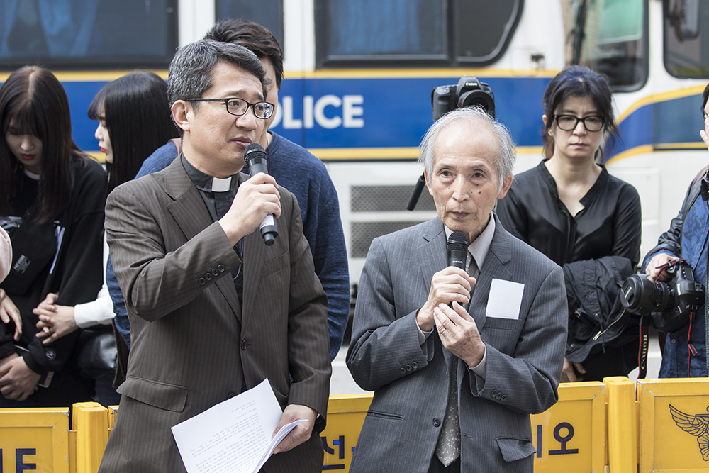  일본인 엔도 토오루 씨가 19일 주한 일본대사관 앞에서 열린 정기 수요시위에 참석해 위안부 피해할머니들에게 사죄의 뜻을 밝혔다. 사진 왼쪽은 통역 및 엔도 씨 수행을 맡은 대한성공회 유시경 신부. 