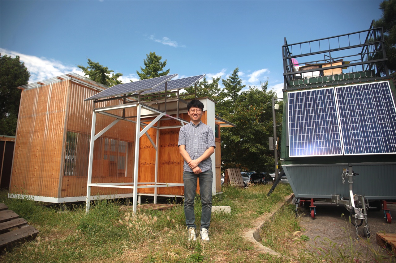서울혁신파크의 태양광 패널이 설치된 야외시설물앞에서 포즈를 취한 박 상임이사