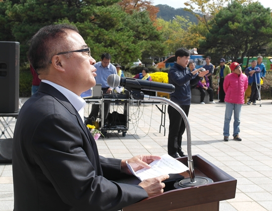  교통장애인협회 회원들의 활동을 적극적으로 지원하겠다고 말하는 김양원 부시장
