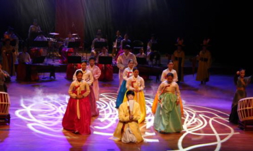 남원국악예술과 학생들이 전주세계소리축제에서 공연을 펼치고 있는 모습