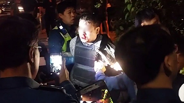 경찰 관계자들이 19일 오후 서울 강북구 오패산 터널 인근에서 사제 총기를 발사해 경찰을 살해한 용의자 성모씨를 검거하고 있다. 성씨는 검거 당시 서바이벌 게임에서 쓰는 방탄조끼에 헬멧까지 착용한 상태였다