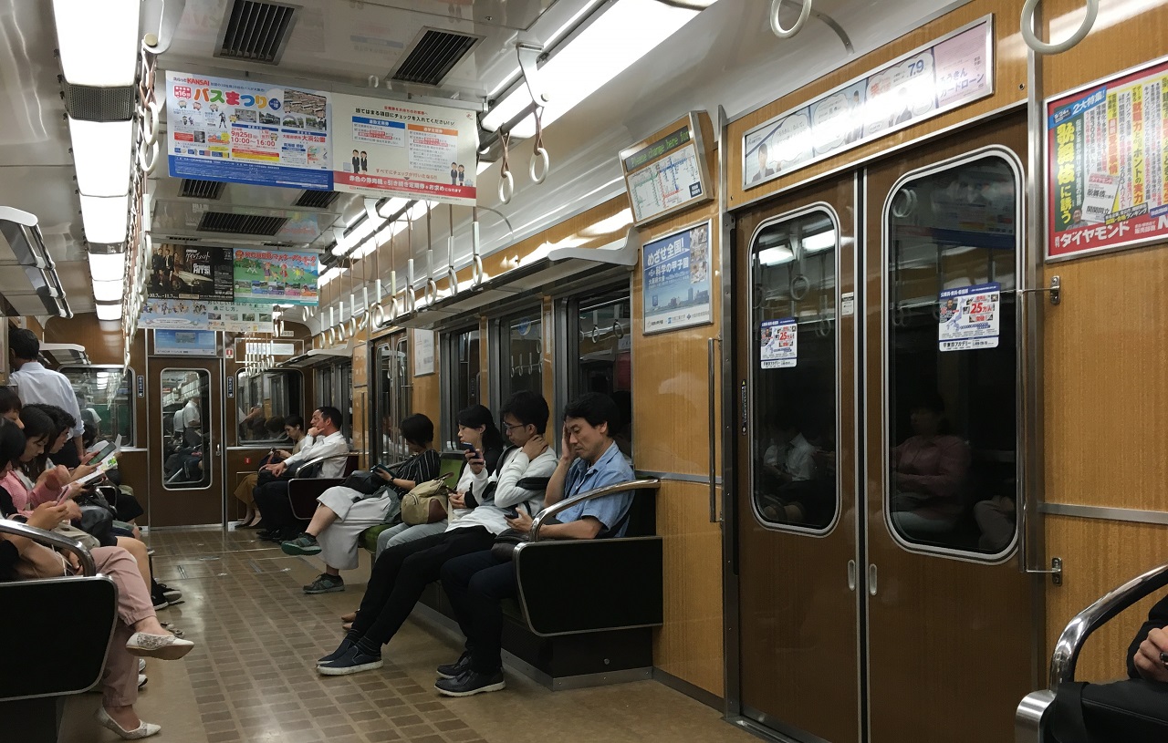 오사카 시내 지하철. 좌석이 우리처럼 7인승이 아니라 9인승으로 더 길다. 대신 전차 1량의 출입문이 한국보다 하나 적은 세 개. 구조가 조금 다를 뿐 전차 1량의 길이는 비슷하다. 광고물이 붙어있는 위치도 한국과 비슷했는데, 우리는 인물이나 이미지사진 위주인 반면 일본은 눈이 어지러울 정도로 글씨가 빽빽한 것이 특이했다. 