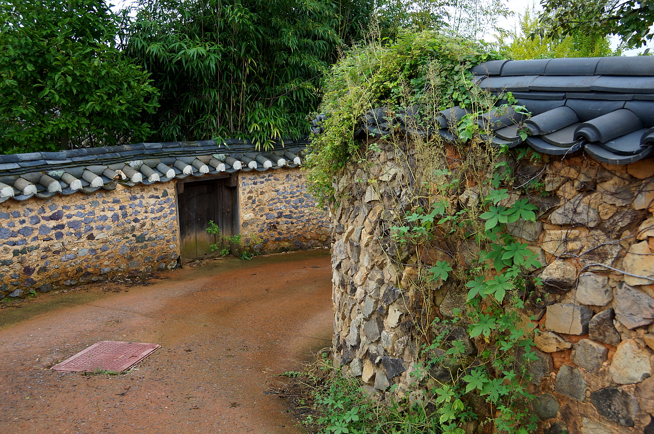 도래마을 샛문   마을사람들은 샛문을 통해 이웃집을 내 집처럼 드나들며 살았다고 들었다. 도래마을 옛집 샛문도 그 중 하나다.