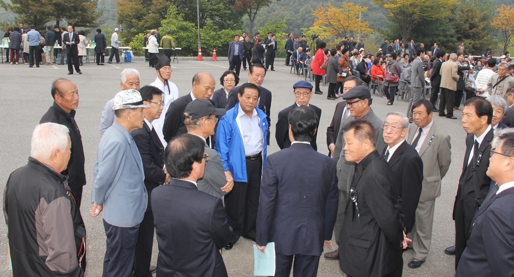 전국유족회 임원들이 행사 진행여부를 놓고 긴급 회의를 개최하고 있다. 