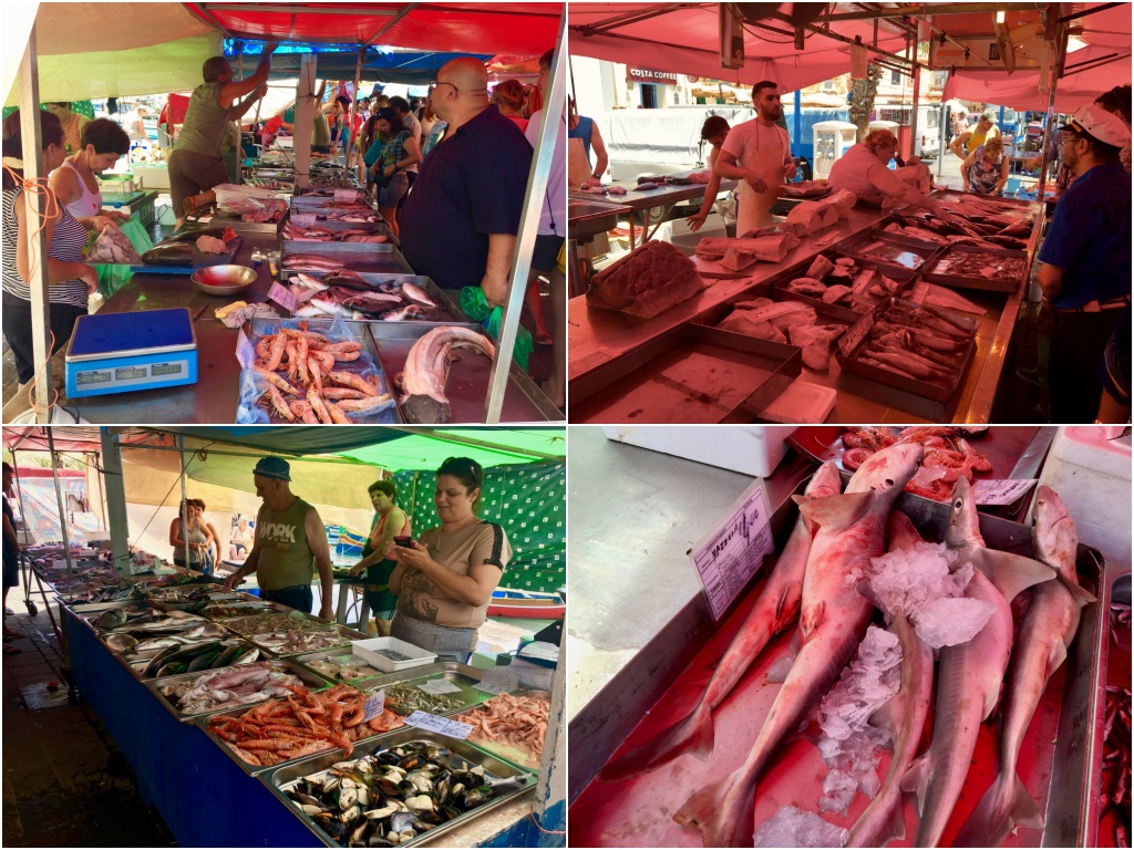  일요일마다 열리는 수산 시장에서는 싱싱한 해산물을 저렴하게 구매할 수 있다.
