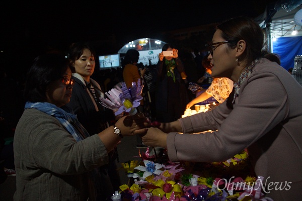 성주투쟁위는 20일 촛불집회 100일을 맞아 펫트병을 재활용해 만든 꽃을 주민들에게 나눠주었다.