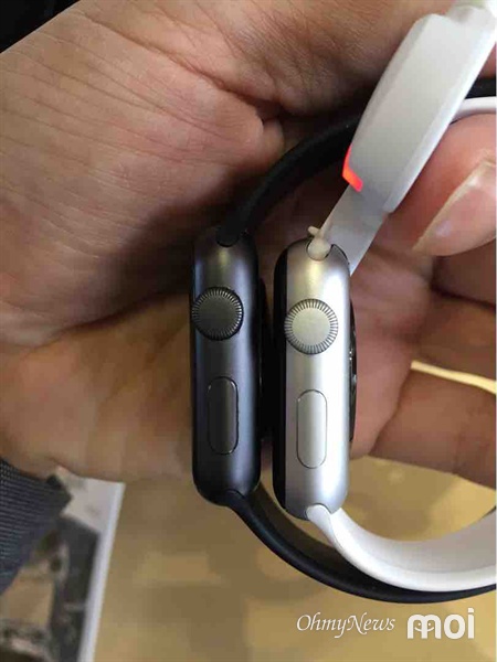  애플워치 시리즈1(왼쪽)과 시리즈2. 시리즈2에 GPS가 내장되면서 좀더 두꺼워졌다. 