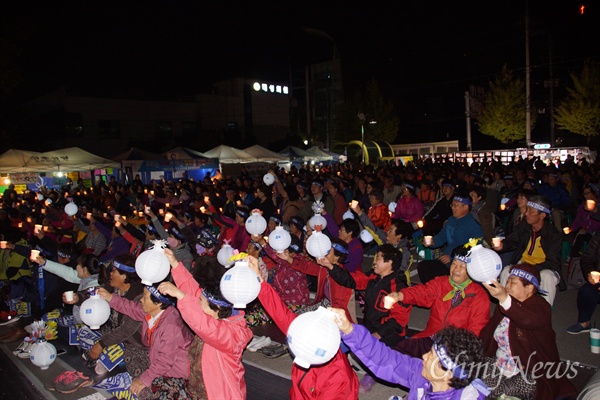 사드 배치 철회를 요구하는 성주 군민들이 20일 오후 100번 째 촛불을 들었다.