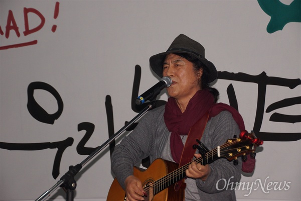 사드 배치 철회를 요구하는 성주군민들의 100일째 촛불집회가 열린 20일 '바위섬'의 가수 김원중씨가 성주를 찾아 노래를 불렀다.