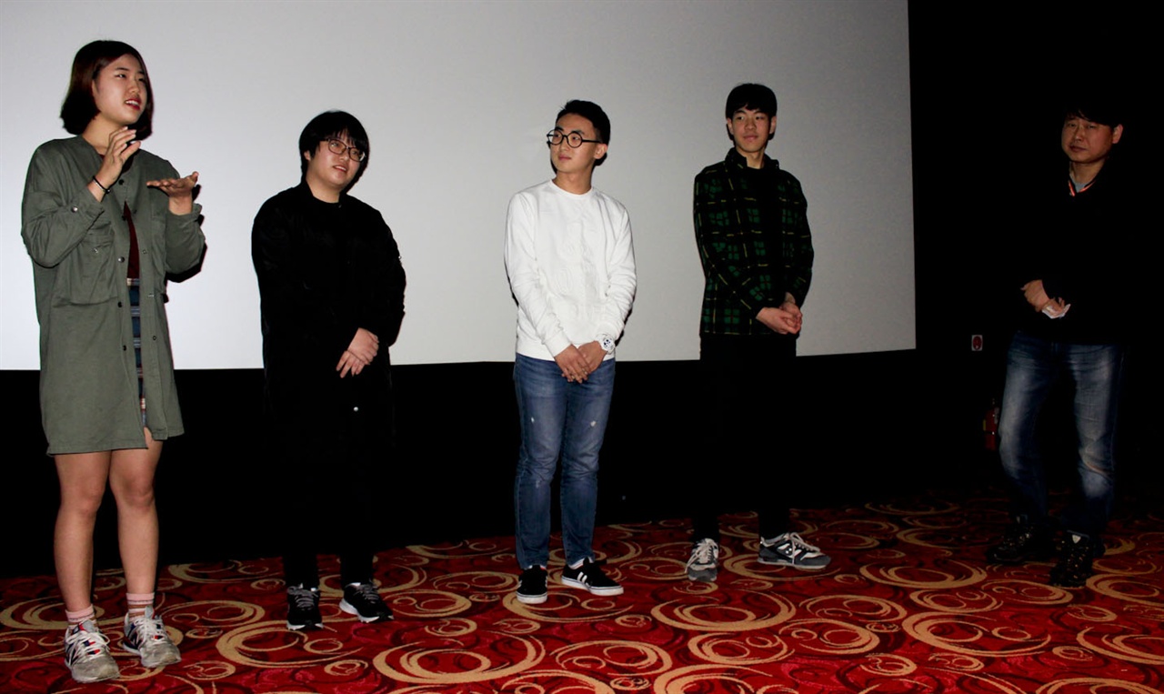  10월 1일 SIYFF에서 진행된 GV. 맨 오른쪽이 GV를 진행하던 SIYFF 측 직원, 그 다음이 박가령 감독, 이세형 감독이다. 왼쪽의 두 감독은 다른 영화의 감독이다.