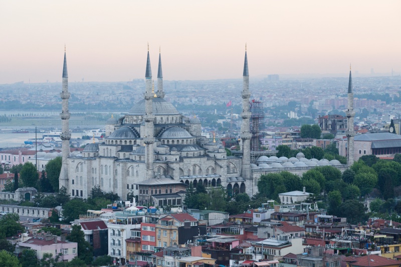  영화 <인페르노>의 한 장면으로, 이스탄불 블루 모스크의 전경이다. 이곳 근처의 명소 '지하 궁전'이 영화의 마지막 무대로 등장한다. 