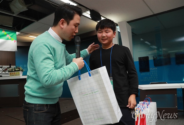   방송인 남창희가 19일 오후 서울 마포구 <오마이뉴스> 대회의실에서 열린 제9회 '더불어 졸업식'에 참석해 낙도와 산간벽지에서 '나홀로 졸업식'을 앞둔 6학년 학생에게 준비한 선물을 건네주고 있다.