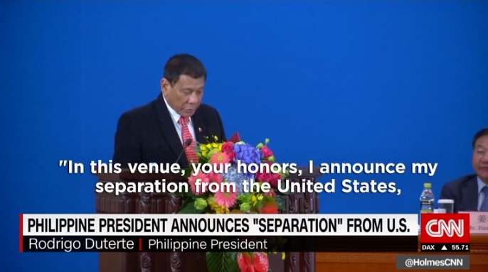 중국을 방문한 로드리고 두테르테 필리핀 대통령의 '미국과의 결별' 발언을 보도하는 CNN 뉴스 갈무리.