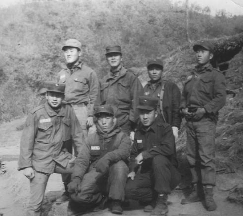 발랑리 땅굴 막사 앞에서 소대원들과 함게(1970. 12. 뒷열 왼쪽에서 두 번째가 기자)