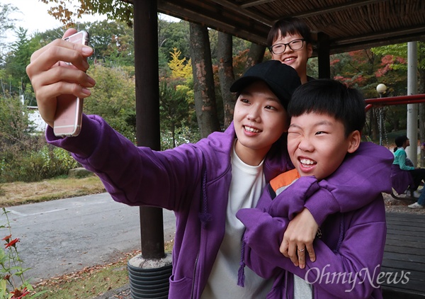 <오마이뉴스>가 주최하는 '제9회 더불어 졸업식'에 참석한 학생과 인솔 선생이 21일 오전 서울 강북구 원불교 봉도청소년수련원 숙소에서 2박3일 일정을 끝내며 추억을 간직하기 위해 사진을 찍고 있다.