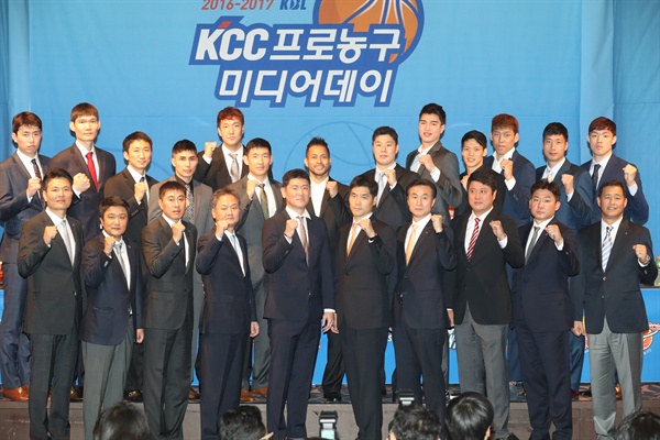  19일 오후 서울 강남구 영동대로 호텔 리베라 서울에서 열린 '2016-2017 KCC 프로농구 미디어데이'에서 각 팀 감독과 선수들이 화이팅을 외치고 있다.