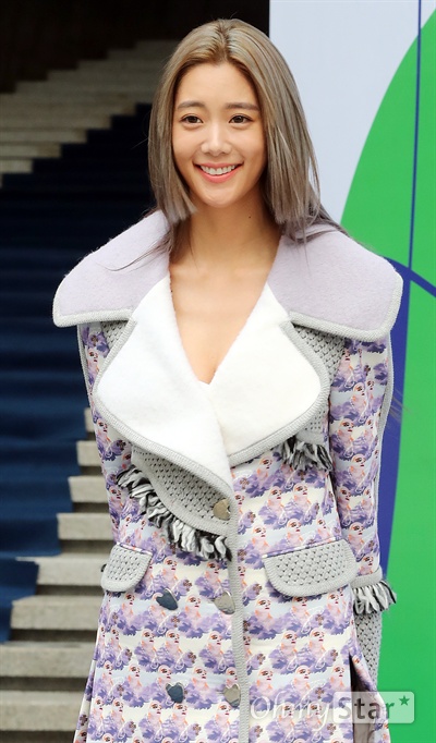 클라라, 빼앗길 수없는 패션의 선두주자 클라라가 21일 오후 서울 동대문DDP에서 열린 <2017 S/S 헤라서울패션위크>에서 포토타임을 갖고 있다.