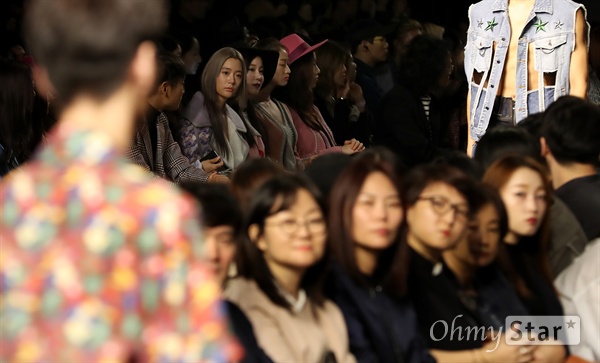 클라라, 빼앗길 수없는 패션의 선두주자 클라라가 21일 오후 서울 동대문DDP에서 열린 <2017 S/S 헤라서울패션위크>에서 한 패션쇼를 관람하고 있다.