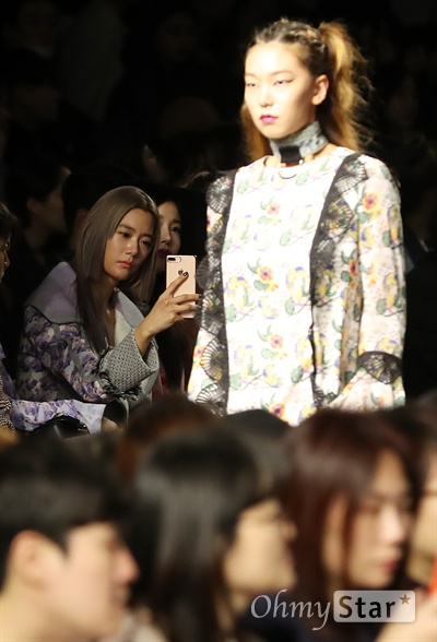 클라라, 빼앗길 수없는 패션의 선두주자 클라라가 21일 오후 서울 동대문DDP에서 열린 <2017 S/S 헤라서울패션위크>에서 한 패션쇼를 관람하며 자신의 스마트폰으로 이를 담고 있다.