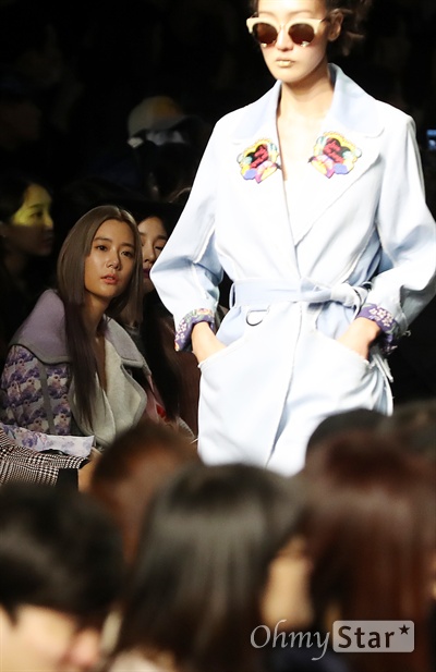 클라라, 빼앗길 수없는 패션의 선두주자 클라라가 21일 오후 서울 동대문DDP에서 열린 <2017 S/S 헤라서울패션위크>에서 한 패션쇼를 관람하고 있다.