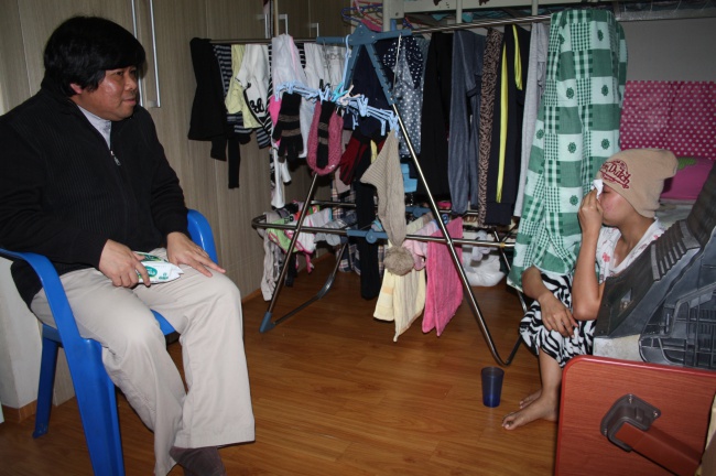 2015년 2월 기자와 인터뷰를 하던 미영이, 왼쪽은 통역을 도운 샌디 신부.