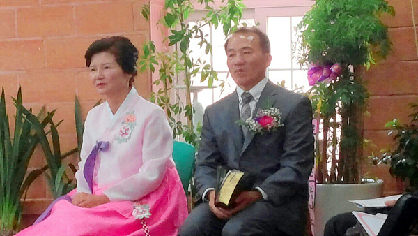 완도 보길도정자교회 임영기 목사(오른쪽)와 부인인 김명란씨 모습