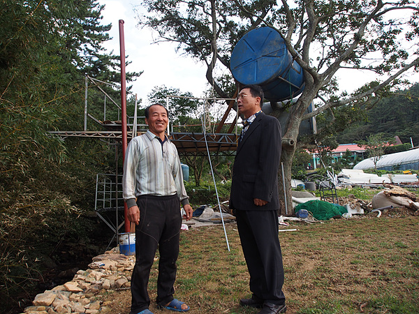 100년 이상된 팽나무위에 어린이들을 위해 나무집을 짓고 있는 임영기 목사(왼쪽)와 목포대학교 도서문화연구원 이재언 씨