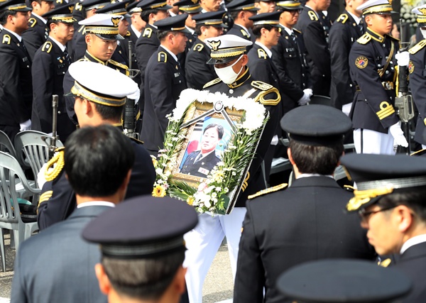  22일 오전 서울 송파구 경찰병원에서 열린 오패산 총기사건 희생자 고 김창호 경감의 영결식에서 김 경감의 영정과 운구 행렬이 식장을 떠나고 있다. 2016.10.22
    