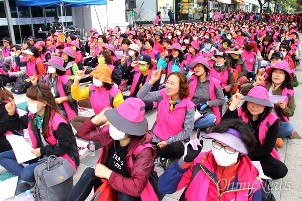  전국학교비정규직노동조합 경남지부가 22일 오후 창원 정우상가 앞에서 연 "노사합의 무시, 비정규직 차별조장, 학교비정규직 밥값 삭감한 새누리당 도의원 규탄대회"에서 조합원들이 율동하고 있다.