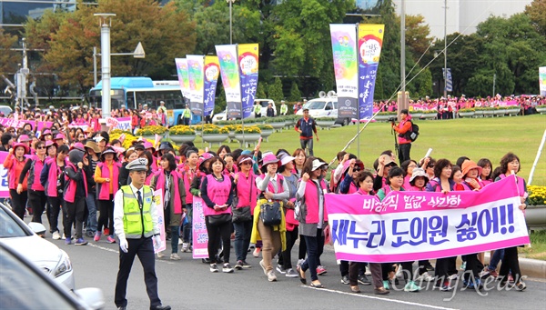  전국학교비정규직노동조합 경남지부는 22일 오후 창원 정우상가 앞에서 "노사합의 무시, 비정규직 차별조장, 학교비정규직 밥값 삭감한 새누리당 도의원 규탄대회"를 열고 창원시청광장을 돌아 경남도의회 앞까지 거리행진했다.