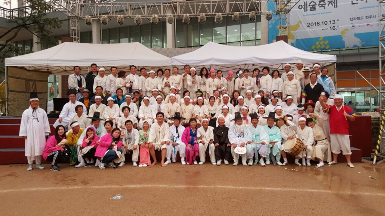  제57회 한국민속예술축제에서 영예의 대상을 받은 전주기접놀이 단원들이 대회장인 국립전주무형유산원에서 수상 후 기념촬영을 했다.
 