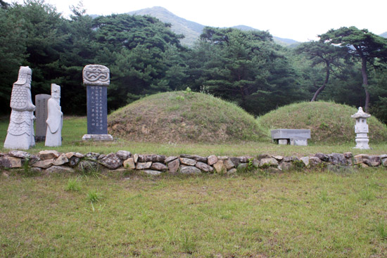 영천 의병장 정세아의 묘소. 강호정 등 정세아 가문 고택들의 정면 앞, 솔숲을 지나 공원묘지처럼 꾸며진 잔디밭을 끝까지 들어가면 만날 수 있다.