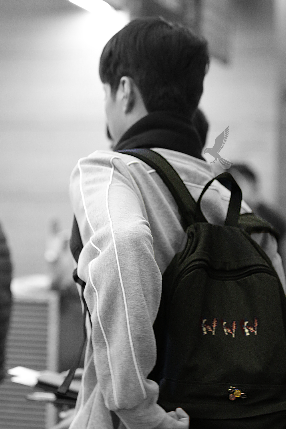   ‘마리몬드’의 백팩과 동백문양의 뱃지를 착용한 박보검의 공항패션.