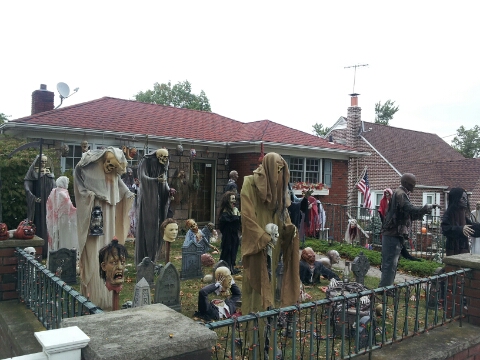 여동생 집의 뒷골목에 위치한 이웃의 앞마당에 장식된 유령들