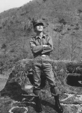 마지막 근무부대인 비암리 Cap 소대 위병초소 앞에서(1971. 3.)