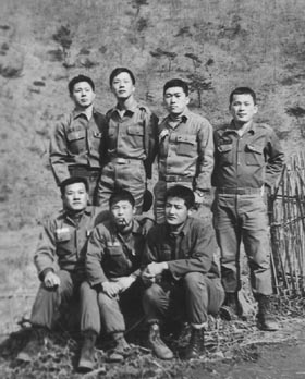 마지막 부대 소대원들과 함께 부대 울타리 옆에서(뒷열 왼쪽에서 두 번째 기자. 1971. 3.) 