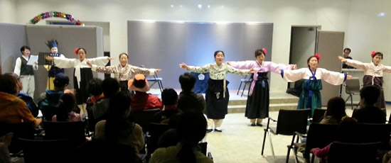 배우들이 노래를 부르고 있는 중에 (사진 왼쪽 끝에) 변사들이 사회자처럼 서 있는 모습