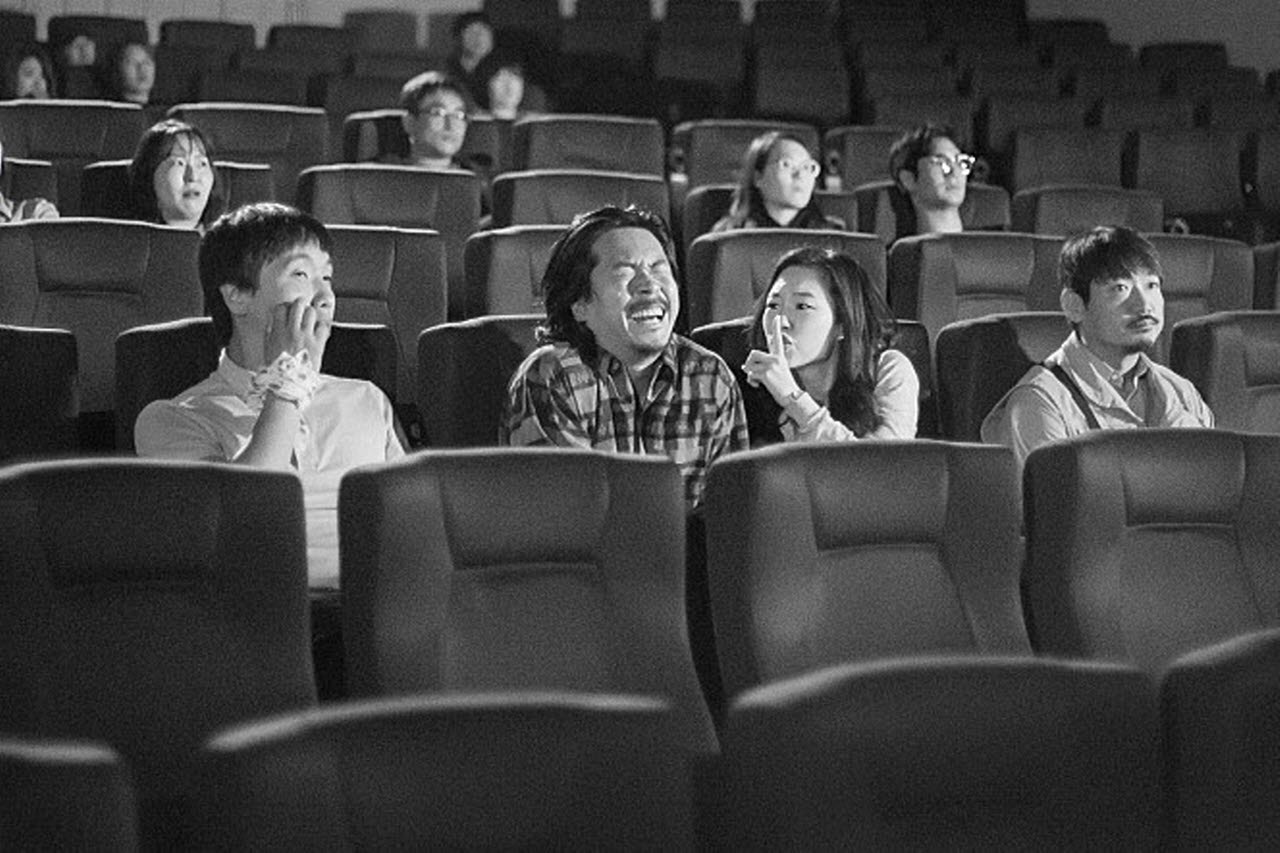 춘몽 한국영상자료원에서 1분 동안 달걀껍질 까는 영화(장률 본인의 영화로 추정되는)를 보고 있는 예리와 세 루저.