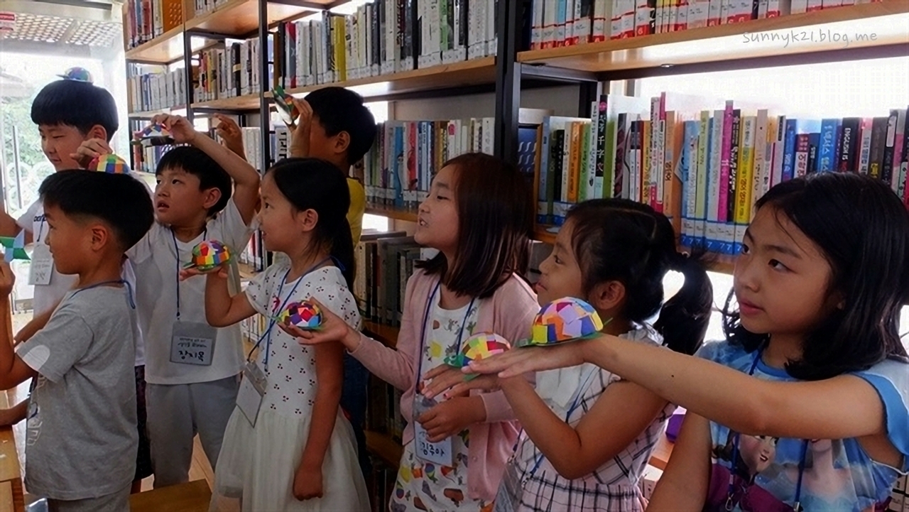 도서관에서 이벤트를 즐기는 아이들. 